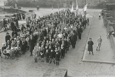 876729 Groepsportret van de leden van alle clubs, georganiseerd vanuit het Franciscus Liefdewerk, met als ...